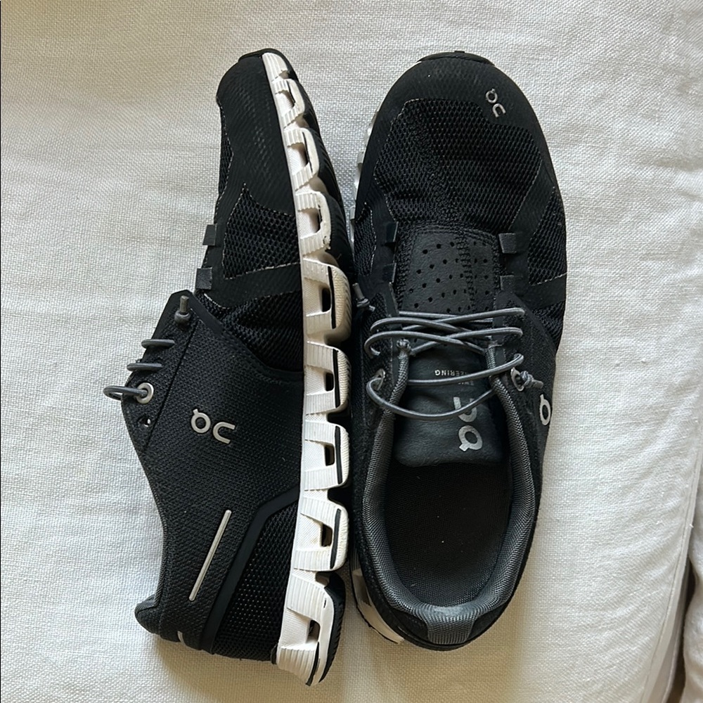 On Running Black and White Athletic Shoes Sleek Design